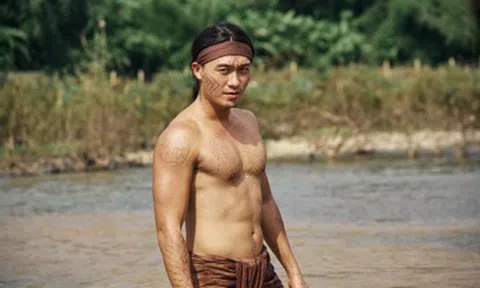 Mỹ nam 1m8 đóng khố, nhuộm răng đen khoe body 6 múi trong phim Tết