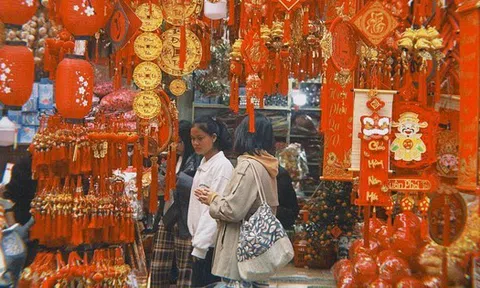 Cận cảnh Hàng Mã những ngày giáp Tết: Vắng bóng "nàng thơ" áo dài, khách Tây thích thú nhưng nhiều tiểu thương lại "ngồi chơi xơi nước"