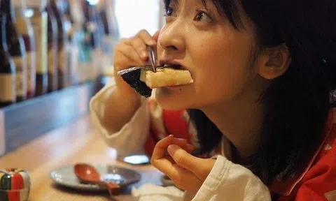 Sau bữa ăn, 3 thói quen tưởng vô hại lại âm thầm làm tăng nguy cơ viêm dạ dày, ung thư thực quản