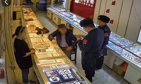 Phát hiện vị khách hơn 20 tuổi liên tục chi hơn 25 tỷ đồng mua vàng mà không cần hỏi giá, quản lý cửa hàng lập tức báo cảnh sát