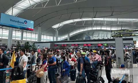 Khách đổ về sân bay Tân Sơn Nhất tăng "khủng" dịp Tết, người dân cần lưu ý lịch trình