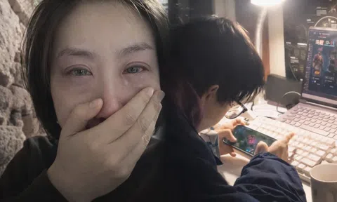 Nửa đêm, phụ huynh lén chụp hình con trai năm nhất đại học: "Hoàn toàn thất vọng!"