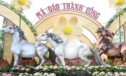Linh vật ngựa xuống phố, sắc xuân rộn ràng khắp Đồng Nai