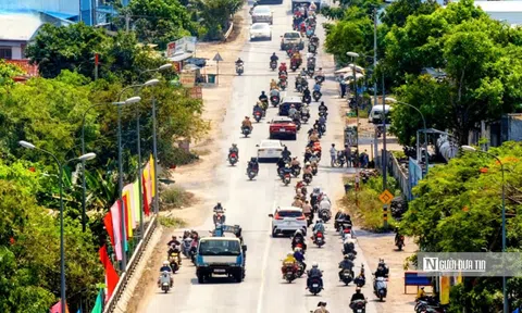 Dòng xe nối dài về quê, ai cũng chỉ mong kịp bữa cơm sum họp