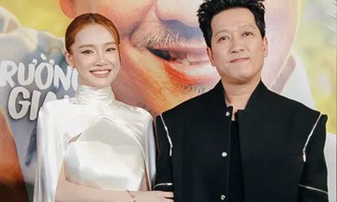 Nhã Phương tái xuất sau sinh con thứ 3, bất ngờ hôn Trường Giang trên thảm đỏ