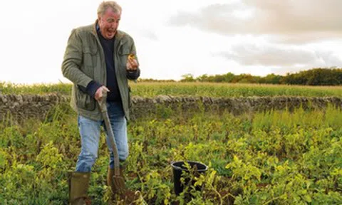 Triệu phú 65 tuổi lái Lamborghini đi cày ruộng khiến thế giới nhìn lại nghề nông