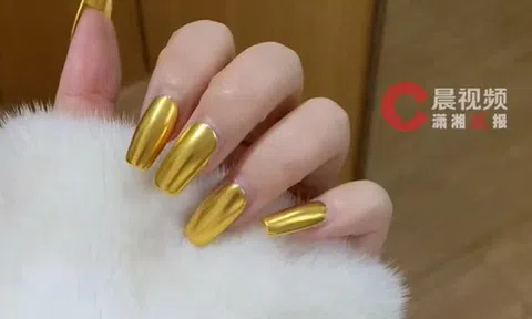 Mẫu nail chơi Tết gây chấn động: Cô gái làm bộ móng bằng vàng giá 100 triệu khiến dân mạng đòi đến quét vụn móng tay