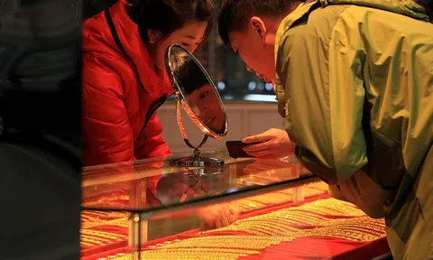 Phát hiện vị khách khắc khổ chi 5,2 tỷ đồng mua vàng mà không cần hỏi giá, quản lý cửa hàng lập tức báo cảnh sát