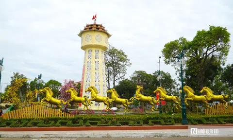 Đại cảnh hoa, linh vật ngựa và Hội hoa Xuân thu hút dòng người du xuân