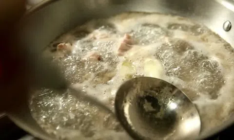 Nồi thịt nổi bọt là “tinh hoa dinh dưỡng” hay chất bẩn? Có nên hớt bỏ?