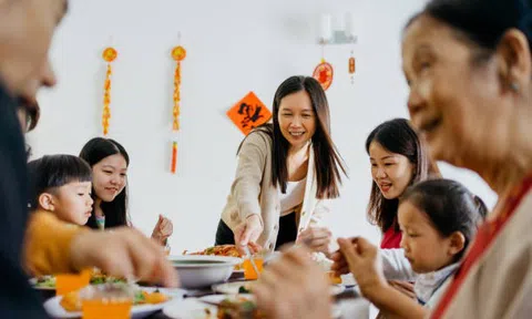 Ngày Tết được hỏi “Lương tháng bao nhiêu”, đừng vội nói con số: Có 3 cách trả lời thể hiện EQ cao, dễ được yêu mến