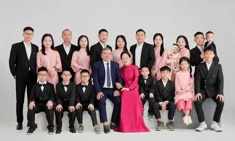 Hiếm thấy: 5 con gái đi lấy chồng vẫn cùng nhau ăn Tết nhà ngoại, chuẩn bị mừng thọ bố