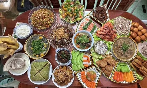 Mâm cơm tất niên "khét" nhất MXH hôm nay: 22 món, có cả món sắp thất truyền