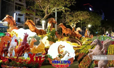 Linh vật ngựa rực rỡ khắp miền Tây chào Xuân Bính Ngọ