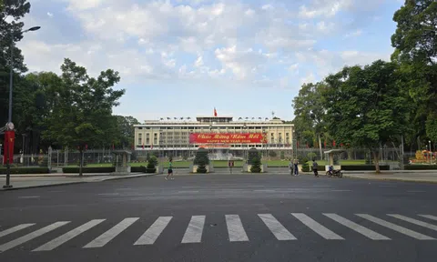 Cảnh vắng lặng hiếm thấy của đường phố Hà Nội, TP.HCM sáng mùng 1 Tết