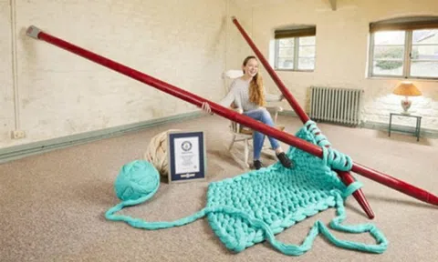 Cặp kim đan dài 4,4m và kỷ lục Guinness kỳ quái khiến cả thế giới sửng sốt