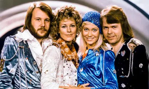 Happy New Year: Từ bữa tiệc tàn tới bản giao hưởng mùa xuân toàn cầu