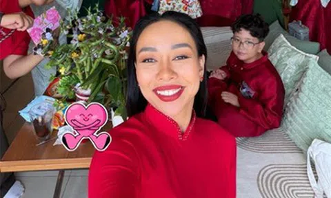 Lạ kỳ chuyện nữ ca sĩ Việt mời 9 fan tới nhà xông đất