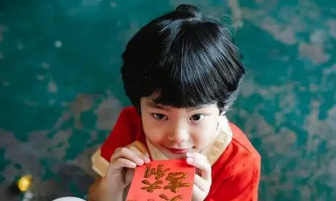 Đưa con sang nhà sếp chúc Tết, con hồn nhiên: "Nhà bác này giàu nhỉ, kiểu gì lì xì cũng to" làm bố mẹ ngượng cháy mặt