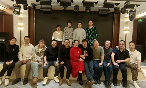 Họp lớp, người bạn giàu nhất âm thầm thanh toán hóa đơn 35 triệu đồng rồi về trước: Hôm sau ai cũng nhận được tin nhắn mà chết sững