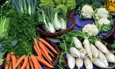 4 loại rau dễ "ngậm thuốc trừ sâu", chuyên gia dinh dưỡng mách nấu ăn làm thêm 1 việc để an tâm hơn