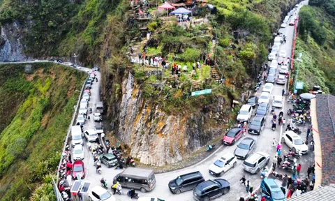 Du khách đổ lên Tuyên Quang, xe nối dài nhích từng mét chiều mùng 4 Tết