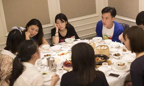 Đi họp lớp tưởng là màn khoe của, ai ngờ đứa nghèo như tôi vừa xuất hiện lại được cả lớp tung hô hết lời