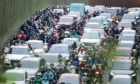 Sáng khai xuân, dân công sở Hà Nội đối mặt "kiếp nạn" đầu tiên của năm mới