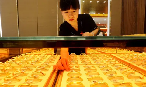 Khách vừa đặt mua đơn vàng hơn 194 triệu đồng thì giá tăng mạnh, cửa hàng trì hoãn không chịu giao còn tuyên bố: “Vui lòng chọn hoàn tiền”