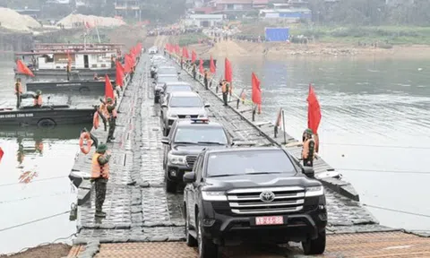Quân đội "cắt" cầu phao qua sông Lô để bảo đảm an toàn giao thông