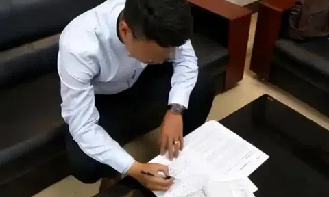 Bị sa thải sau 15 năm cống hiến, ngày nghỉ việc, tôi được sếp tặng 1 hộp quà: Về đến nhà mở ra mà sững sờ với thứ bên trong