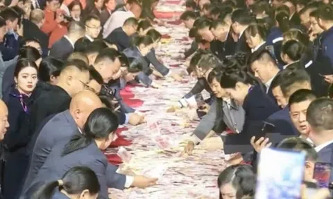 Công ty cho 7.000 nhân viên đếm tiền mỏi tay, sếp tuyên bố: “Đếm được bao nhiêu cầm về hết”