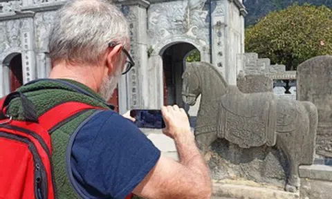 Bí ẩn đôi ngựa khắc trong bia đá ngôi đền 800 tuổi