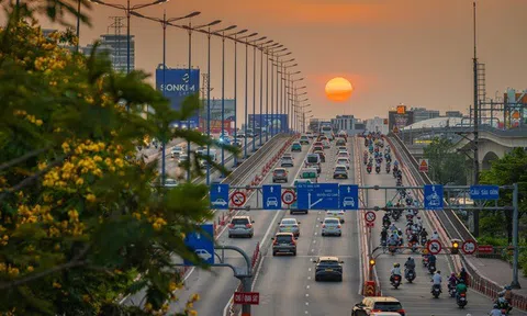 Cầu Sài Gòn thành “tọa độ vàng” săn hoàng hôn của người trẻ