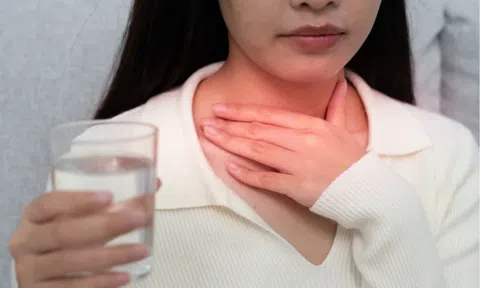 Đau họng kéo dài vì đâu?