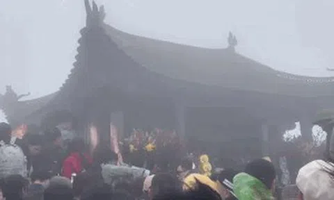 Ngàn người mặc áo mưa leo đỉnh Yên Tử ngày chính hội