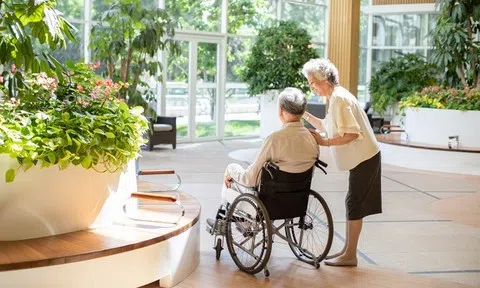 Nữ MC đình đám cùng cả gia đình chuyển vào viện dưỡng lão, mẹ chồng cũng đến sống chung: Lý do phía sau khiến nhiều người suy ngẫm