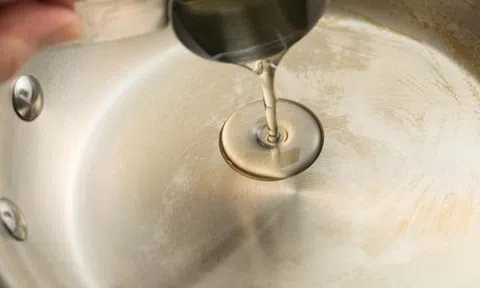 Nên làm nóng chảo trước hay cho dầu trước? Sai 1 bước có thể hỏng lớp chống dính, tăng nguy cơ tổn thương thực quản