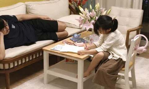 "GS Cù Trọng Xoay" làm mẫu cho con gái vẽ tranh, thành phẩm khiến dân mạng rần rần muốn đem đi triển lãm