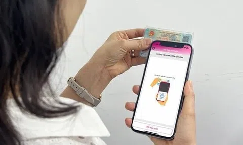 Vừa chuyển khoản thành công 100.200.000 đồng, người phụ nữ SN 1993 báo công an làm rõ giao dịch với 2 tài khoản ngân hàng cùng mang tên V.T.B