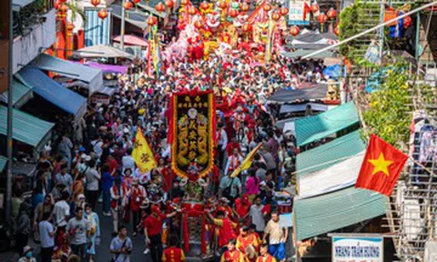 Hàng nghìn người chiêm bái Quan Thánh Đế Quân trên đường TPHCM