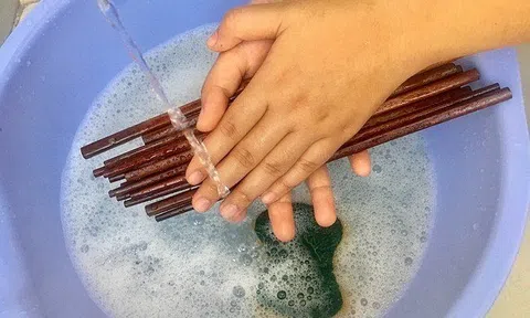 Đũa rửa không sạch bẩn gấp 8 lần bồn cầu! Chuyên gia nhắc: Phải làm 5 việc, đừng cọ cả nắm vào nhau!