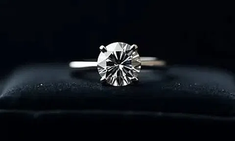 Tài xế taxi phát hiện nhẫn kim cương 100 triệu đồng cùng loạt giấy tờ nằm chơ vơ trên xe, công an dùng các biện pháp nghiệp vụ vào cuộc