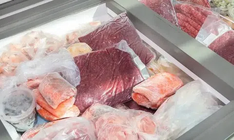 Thịt để tủ đá trông như thế này tốt nhất nên vứt đi, cho trẻ con ăn càng nguy hiểm!