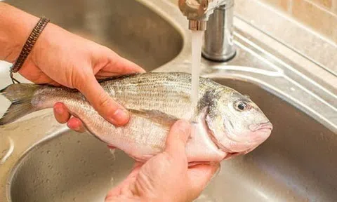 3 sai lầm khiến cá càng rửa càng tanh