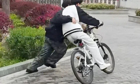 Thạc sĩ Trung Quốc kiếm tiền tỷ nhờ nghề dạy đạp xe cho người lớn!