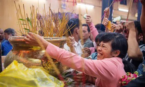 Nghẹt thở dòng người vây kín chùa Bà, giành nhau bóc tro lấy lộc đầu năm