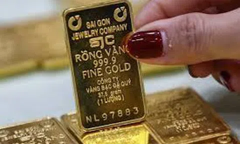 Giá vàng chiều nay 28/2: Người dân vẫn xếp hàng mua vào để tích trữ đầu năm