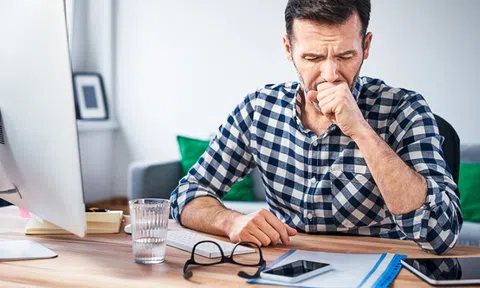 Ngày càng nhiều người dưới 50 tuổi đã mắc ung thư: Bác sĩ nêu rõ 6 dấu hiệu không được bỏ qua