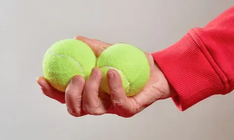 Vì sao nên mang bóng tennis khi đi máy bay? Chuyên gia tiết lộ lợi ích bất ngờ